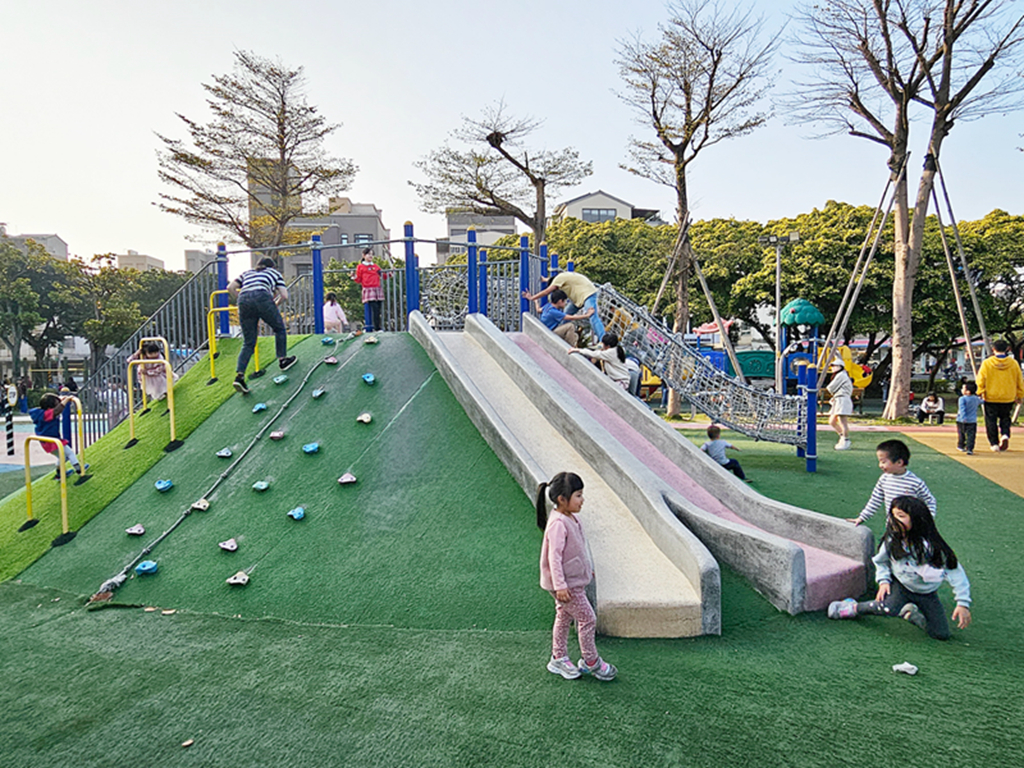 【桃園特色公園】全桃園最會塞車的小小駕訓班~中壢文化兒童駕駛訓練公園｜彩虹跑道＋地景山丘｜彈跳床+攀爬山坡+鳥巢鞦韆一次玩｜